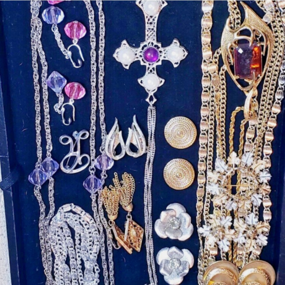 21 piece SARAH COVENTRY mixed lot of amazing vintage costume jewelry.